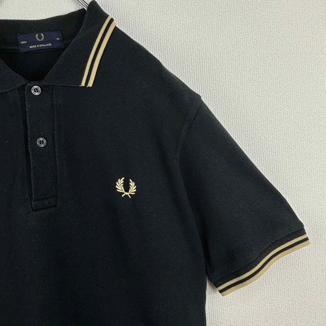 FRED PERRY(フレッドペリー)のフレッドペリー　ポロシャツ　半袖　M12 英国製　ブラック　ゴールド　M 古着 メンズのトップス(ポロシャツ)の商品写真