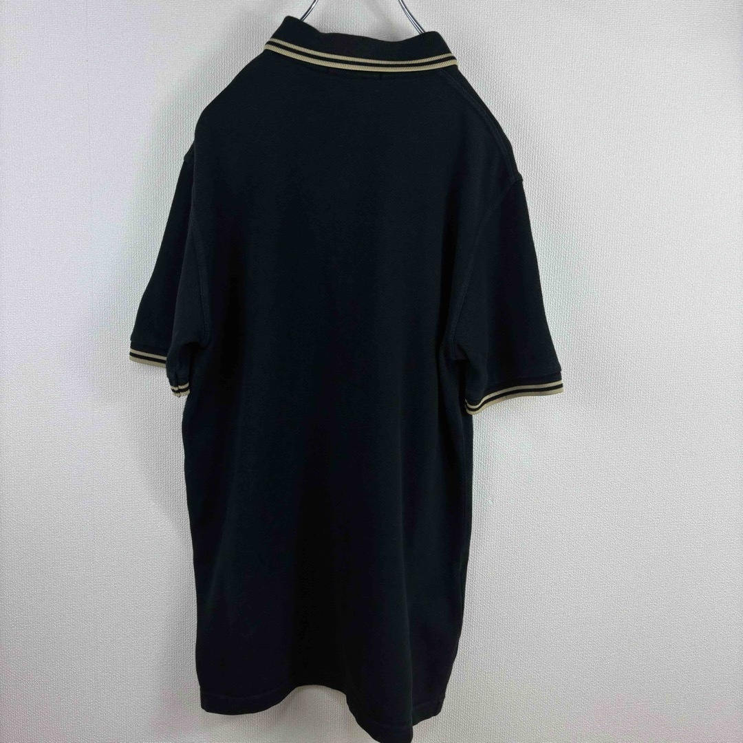 FRED PERRY(フレッドペリー)のフレッドペリー　ポロシャツ　半袖　M12 英国製　ブラック　ゴールド　M 古着 メンズのトップス(ポロシャツ)の商品写真