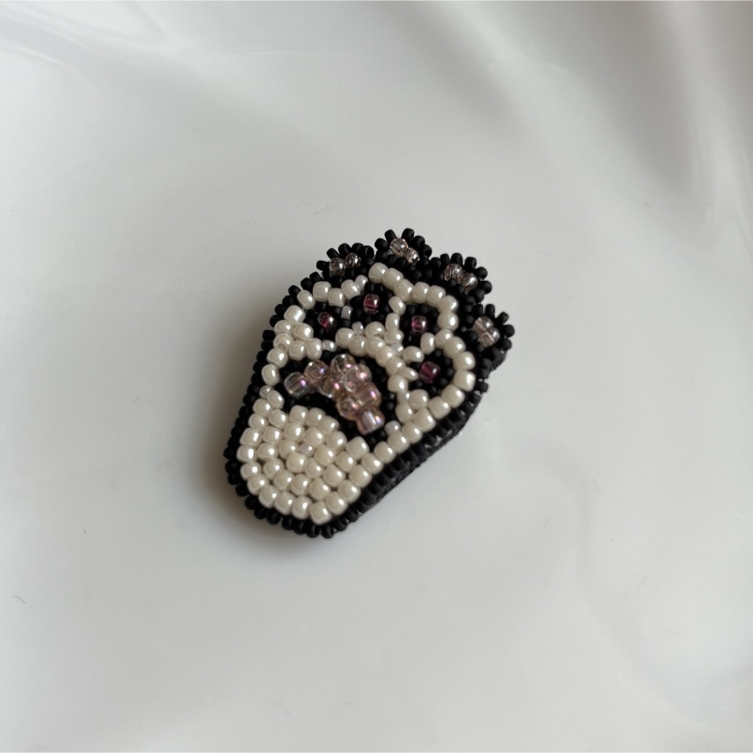 猫パンチ　肉球　ブローチ　ビーズ刺繍 レディースのアクセサリー(ブローチ/コサージュ)の商品写真