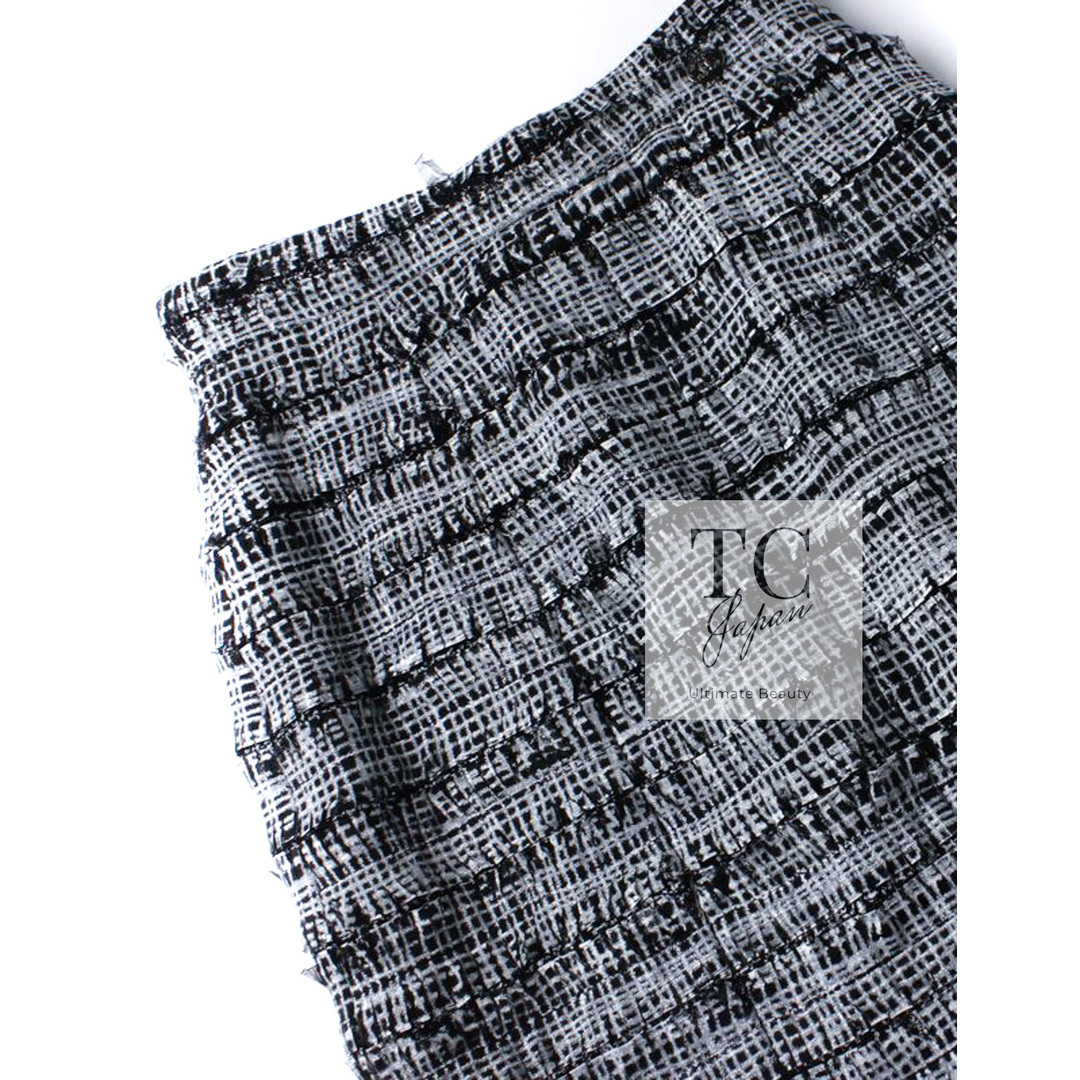 CHANEL(シャネル)の60万 シャネル スカート CHANEL 限定品 ブラック ホワイト グレー オーストリッチ 本物 フェザー 羽 コットン ツイード 超美品 36 レディースのスカート(ひざ丈スカート)の商品写真