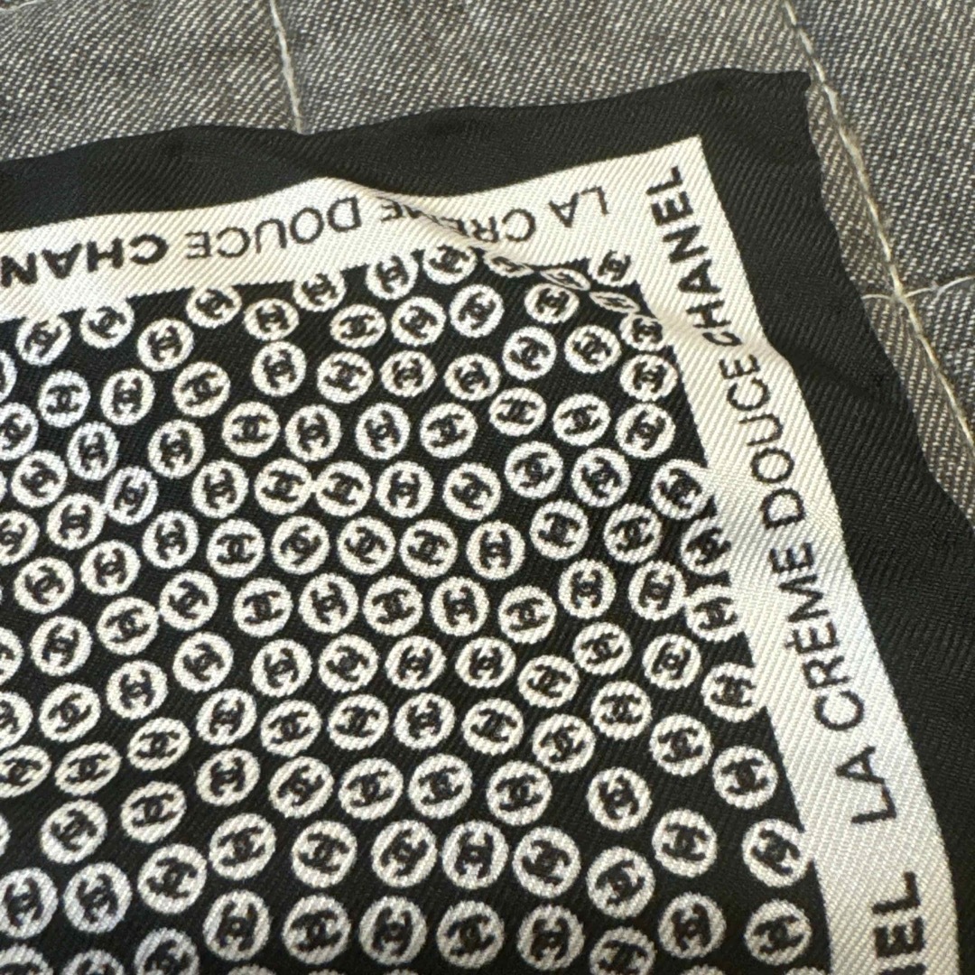 CHANEL(シャネル)のCHANEL シャネル シルクハンカチ モノトーン 黒 白 ロゴ レディースのファッション小物(ハンカチ)の商品写真