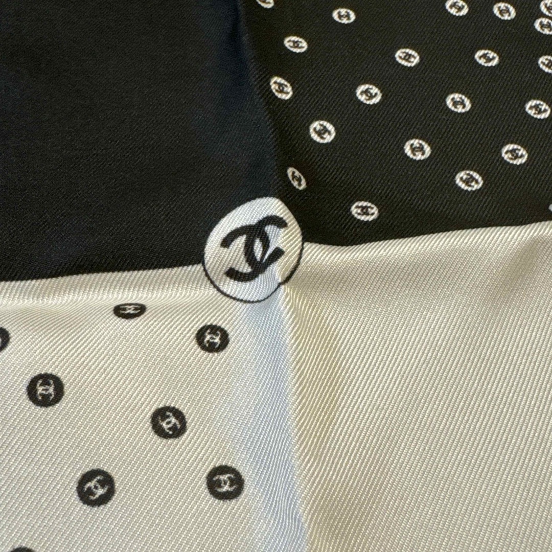 CHANEL(シャネル)のCHANEL シャネル シルクハンカチ モノトーン 黒 白 ロゴ レディースのファッション小物(ハンカチ)の商品写真
