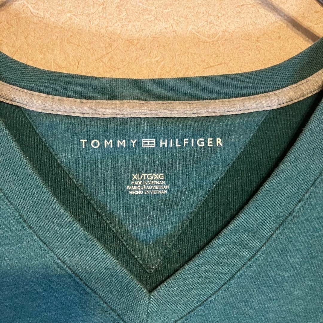 TOMMY HILFIGER(トミーヒルフィガー)のトミーヒルフィガー　TOMMY HILFIGER　Vネックプリント柄TシャツXL メンズのトップス(Tシャツ/カットソー(半袖/袖なし))の商品写真