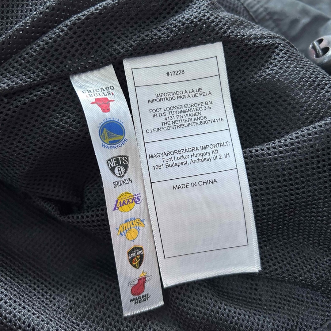 【foot locker】激レア！！NBA メニーロゴ　ナイロンジャケット メンズのジャケット/アウター(ナイロンジャケット)の商品写真