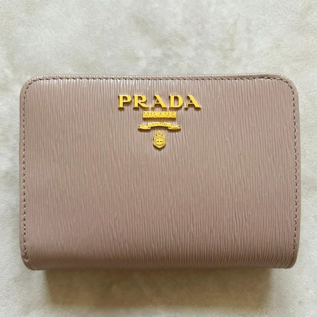 PRADA(プラダ)の【新品未使用箱付き】PRADA　プラダ　折り財布　ミディアムウォレット レディースのファッション小物(財布)の商品写真