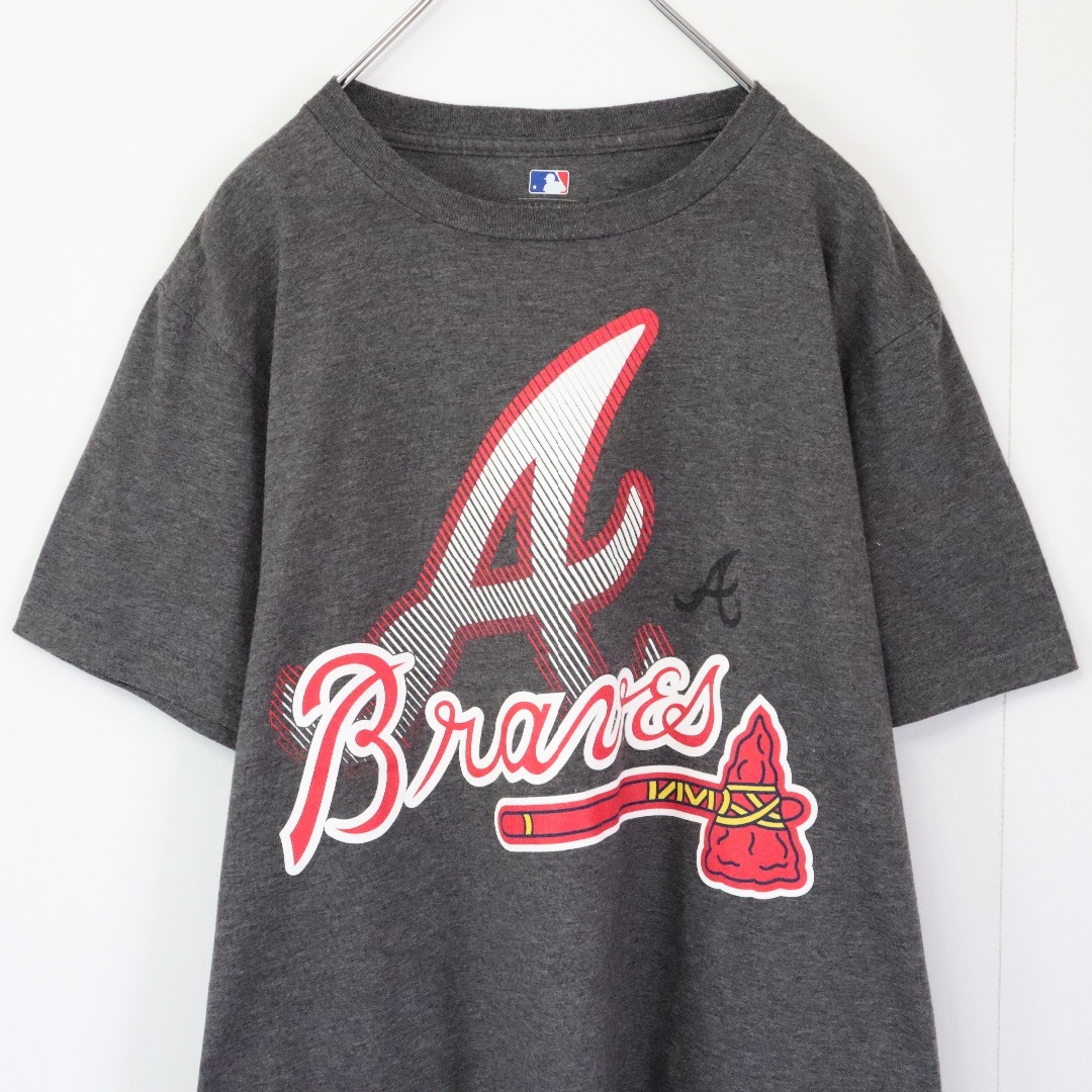 MLB(メジャーリーグベースボール)の【MLBチーム】ブレーブス／Tシャツ　ビッグロゴ　チャコール　野球　Braves メンズのトップス(Tシャツ/カットソー(半袖/袖なし))の商品写真