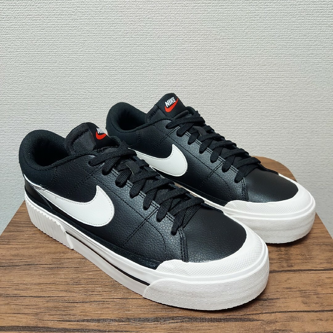 NIKE(ナイキ)のNIKE ナイキ コート レガシー リフト　メンズ メンズの靴/シューズ(スニーカー)の商品写真