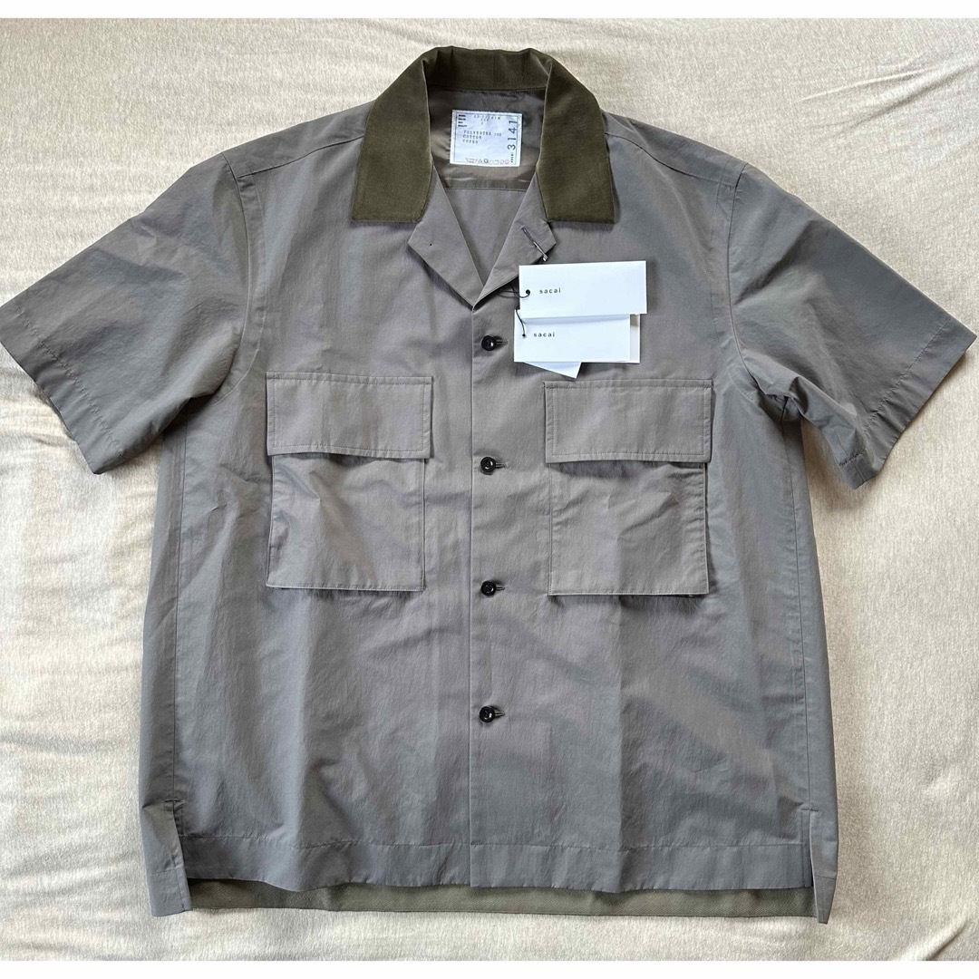 sacai(サカイ)の3新品 sacai Matte Taffeta 半袖 シャツ カーキ グレー メンズのトップス(Tシャツ/カットソー(半袖/袖なし))の商品写真