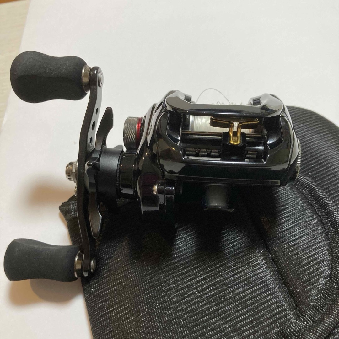 DAIWA(ダイワ)のダイワ　タトゥーラ 103SH -TW 保護カバー付き　 20ポンドフロロ巻き スポーツ/アウトドアのフィッシング(リール)の商品写真