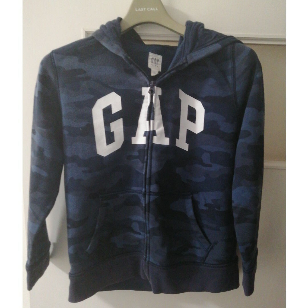 GAP Kids(ギャップキッズ)のGAPカモフラパーカー 140 キッズ/ベビー/マタニティのキッズ服男の子用(90cm~)(Tシャツ/カットソー)の商品写真