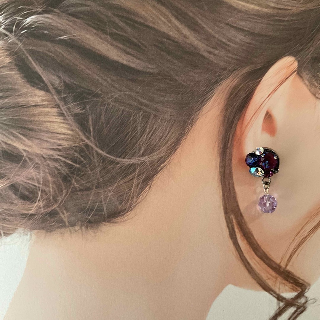 SWAROVSKI(スワロフスキー)の耳もと煌めくスワロフスキーの耳飾り　ピアス　or　イヤリング　バイオレット　紫 レディースのアクセサリー(ピアス)の商品写真