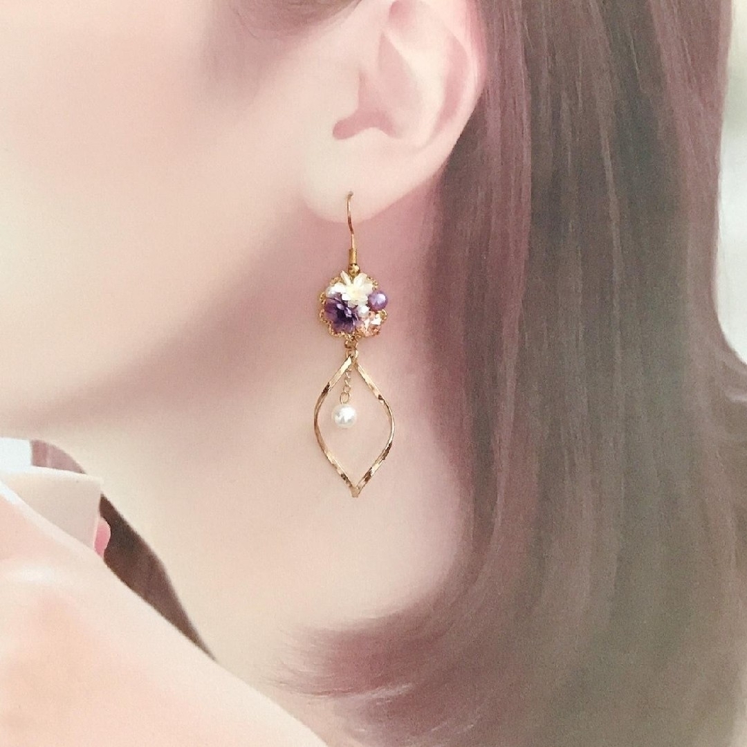 No.167　紫のお花とひねりチャーム　本物のお花のピアス　イヤリング ハンドメイドのアクセサリー(ピアス)の商品写真