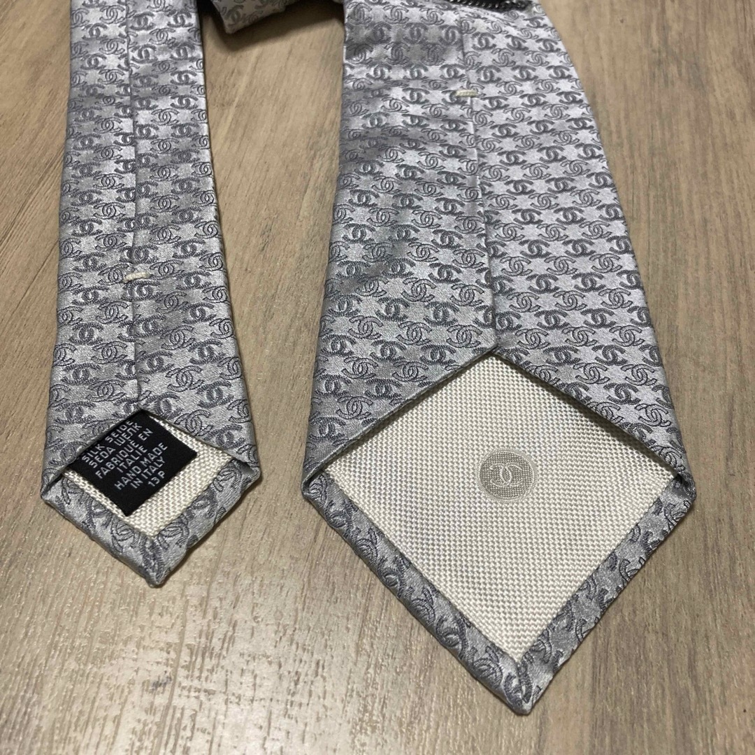 CHANEL(シャネル)のCHANEL シャネル ネクタイ 柄 シルバー  メンズのファッション小物(ネクタイ)の商品写真