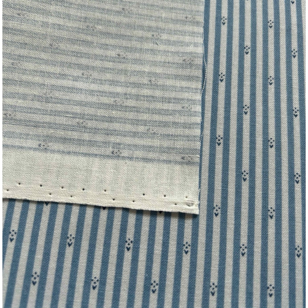 小さな花柄　シーチング生地　108×100 ストライプ　ブルー ハンドメイドの素材/材料(生地/糸)の商品写真