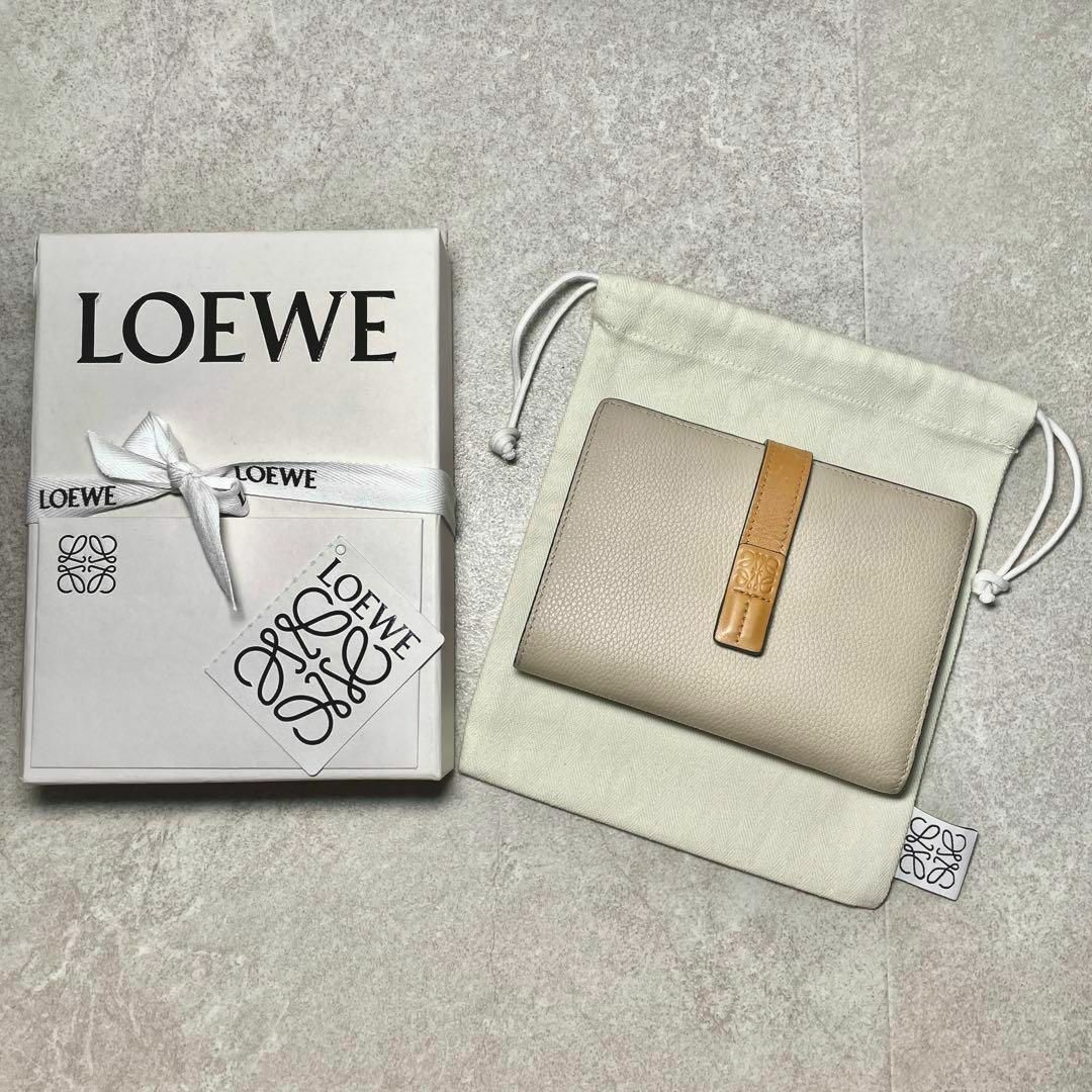 LOEWE(ロエベ)の美品✨LOEWE ロエベ　バーティカルウォレットミディアム　二つ折り財布 レディースのファッション小物(財布)の商品写真