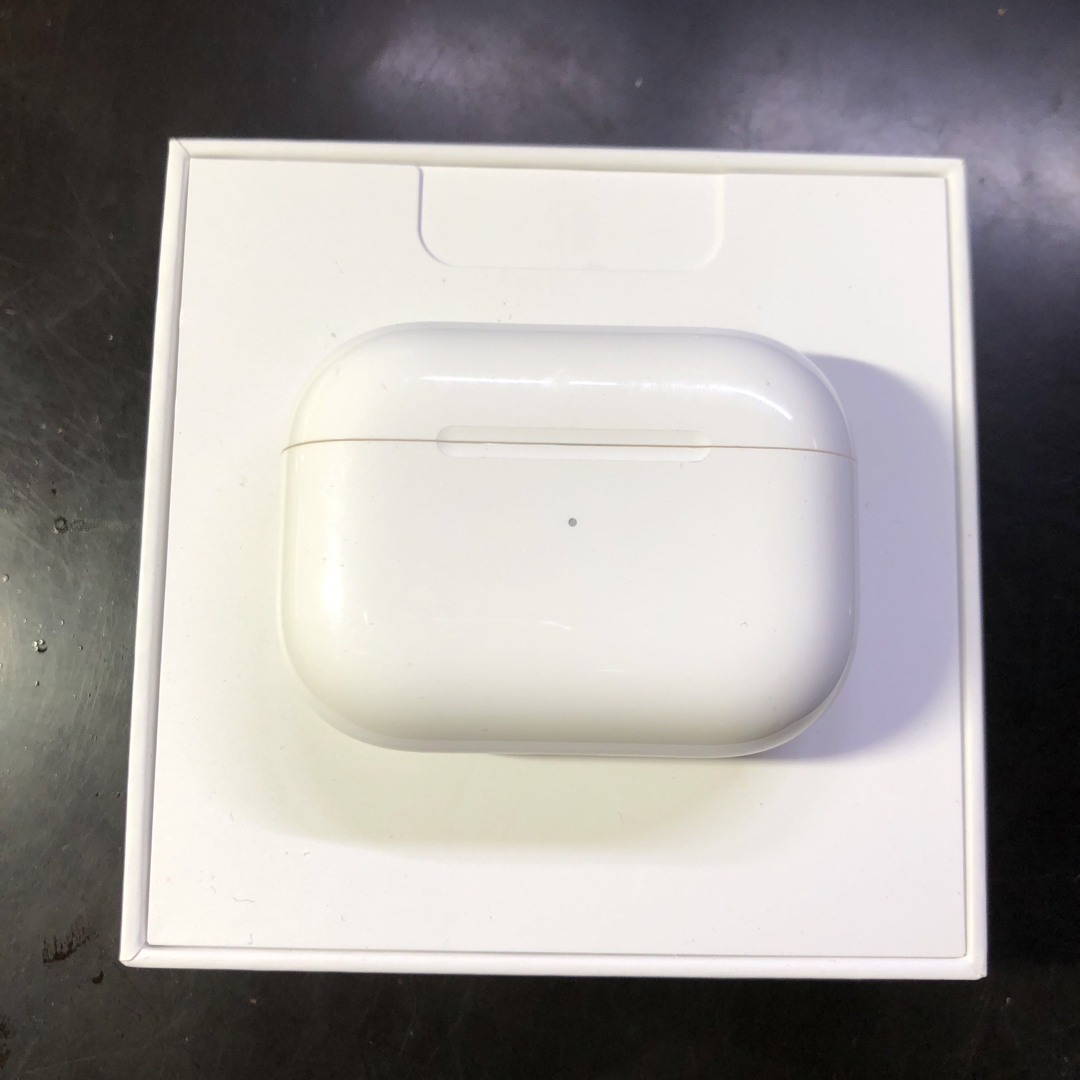 Apple(アップル)のApple AirPods  Pro 第1世代　充電ケース スマホ/家電/カメラのオーディオ機器(ヘッドフォン/イヤフォン)の商品写真