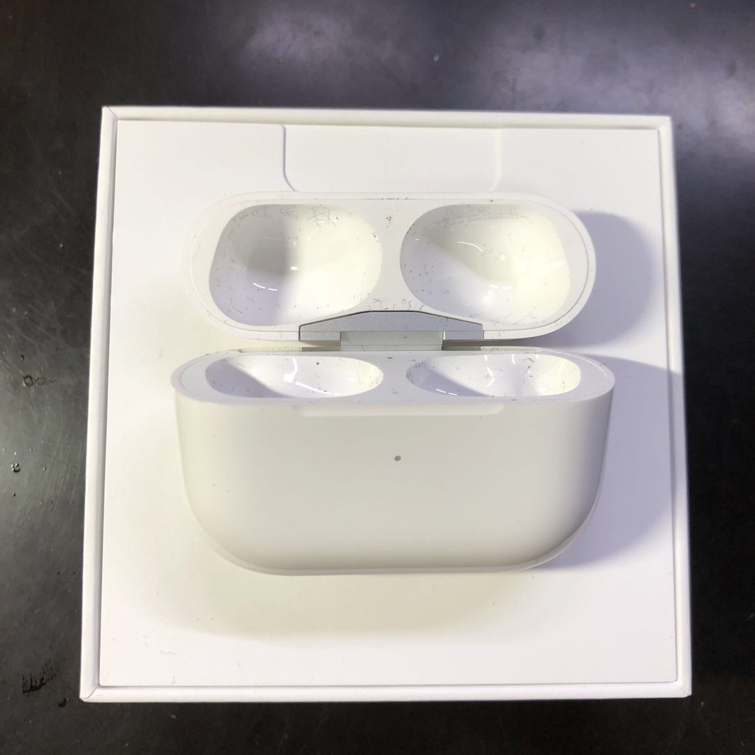 Apple(アップル)のApple AirPods  Pro 第1世代　充電ケース スマホ/家電/カメラのオーディオ機器(ヘッドフォン/イヤフォン)の商品写真