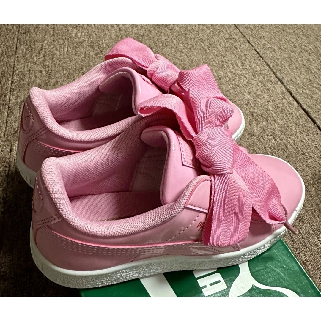 PUMA(プーマ)の【新品】PUMA Basket Heart パテント キッズ スニーカー ピンク キッズ/ベビー/マタニティのキッズ靴/シューズ(15cm~)(スニーカー)の商品写真