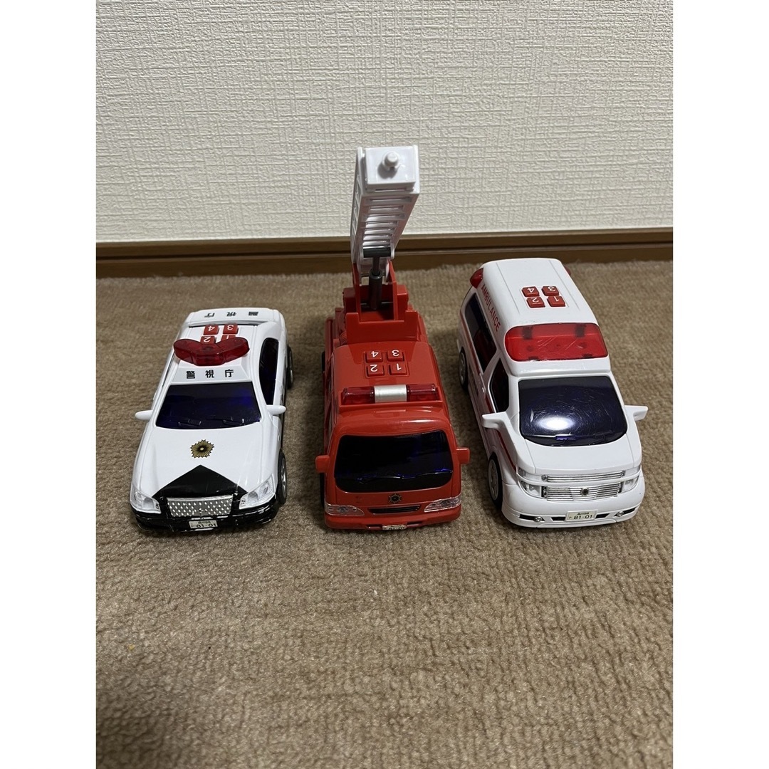 (Toyco:トイコー)サウンド&フリクション　救急車&消防車 エンタメ/ホビーのおもちゃ/ぬいぐるみ(ミニカー)の商品写真