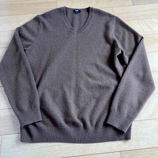 ユニクロ(UNIQLO)のユニクロ　カシミヤ100% Vネックセーター　L(ニット/セーター)