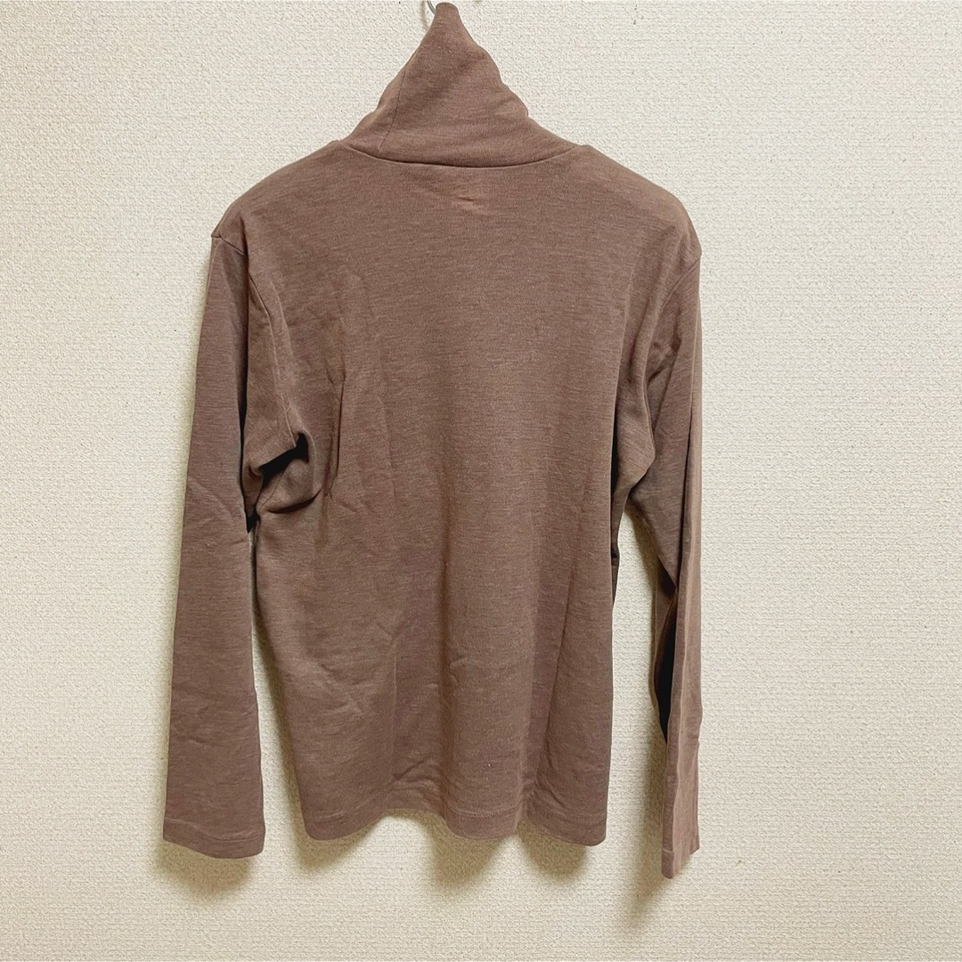 UNIQLO(ユニクロ)のUNIQLO ユニクロ　ブラウン　茶色　ハイネック　ロングTシャツ レディースのトップス(Tシャツ(長袖/七分))の商品写真