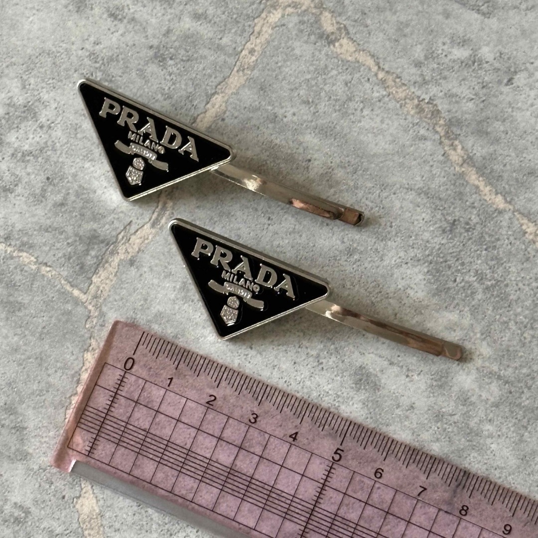 PRADA(プラダ)のPRADA プラダ　ヘアクリップ2セットアクセサリー レディースのヘアアクセサリー(バレッタ/ヘアクリップ)の商品写真