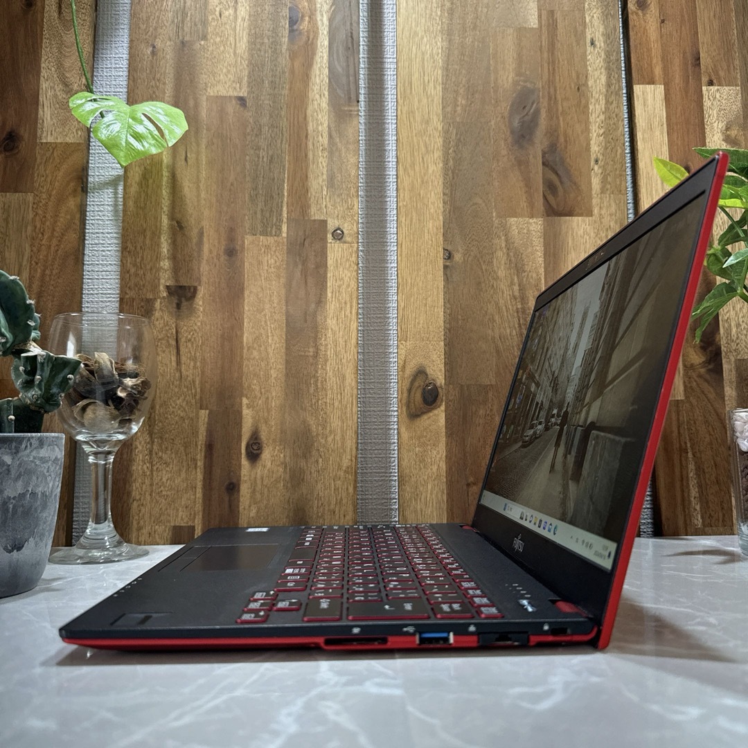 富士通(フジツウ)のLIFEBOOK UH75☘️i5第8世代☘️メモ4GB☘️SSD128GB スマホ/家電/カメラのPC/タブレット(ノートPC)の商品写真