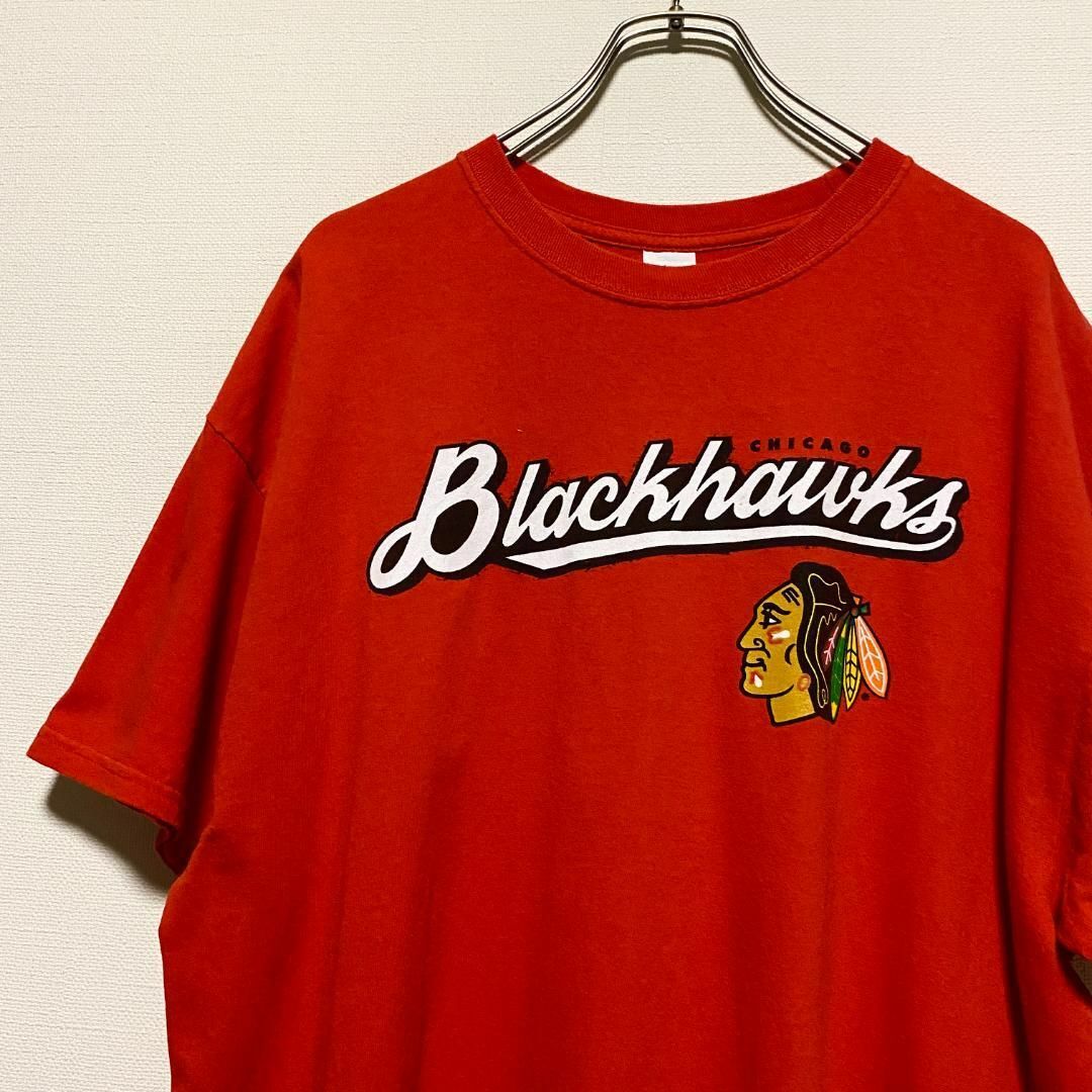 GILDAN(ギルタン)のアメリカ古着　NHL シカゴブラックホークス　半袖　Tシャツ　企業ロゴ　Q224 メンズのトップス(Tシャツ/カットソー(半袖/袖なし))の商品写真