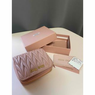 ミュウミュウ(miumiu)のMIUMIUマトラッセ2つ折り財布(財布)