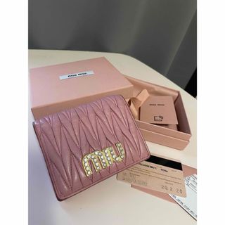 ミュウミュウ(miumiu)のMIUMIU マトラッセ2つ折り財布(財布)