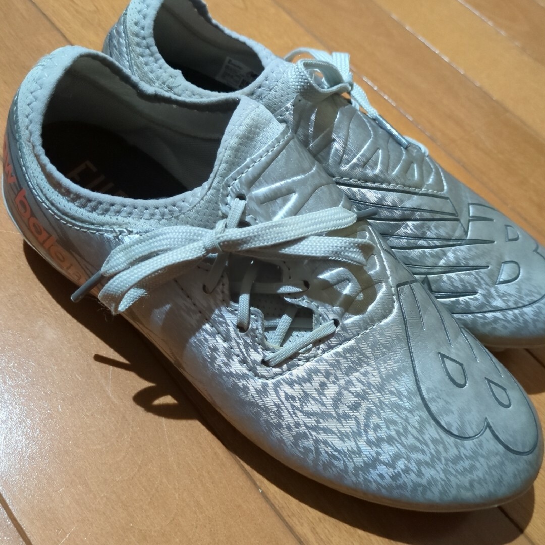 New Balance(ニューバランス)のNew Balance＊スパイク　23.5cm サッカー　シルバー スポーツ/アウトドアのサッカー/フットサル(シューズ)の商品写真