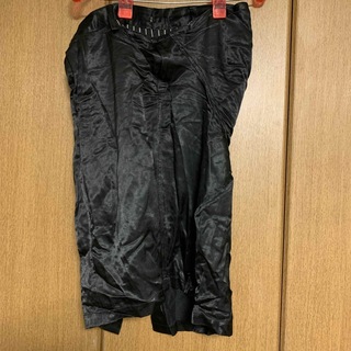 ヒスイ(HISUI)のhisui ヒスイ　デザインスカート　Mサイズ　ブラック　黒　ストライプ　サテン(ひざ丈スカート)