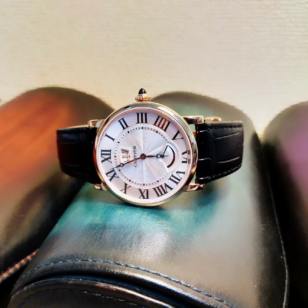 Cartier(カルティエ)の3,828,000円 カルティエ 18K PG ロトンド デイト パワーリザーブ メンズの時計(腕時計(アナログ))の商品写真