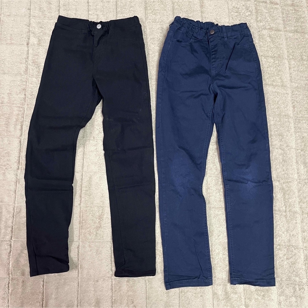 GU(ジーユー)のGU キッズ　ボトムス　パンツ　２枚セット　黒　紺　140 キッズ/ベビー/マタニティのキッズ服男の子用(90cm~)(パンツ/スパッツ)の商品写真