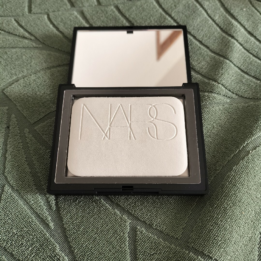 NARS(ナーズ)のNARS　ライトリフレクティングセッティングパウダー　プレスト コスメ/美容のベースメイク/化粧品(フェイスパウダー)の商品写真