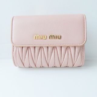 ミュウミュウ(miumiu)のmiumiu(ミュウミュウ) 3つ折り財布 マテラッセ ピンクベージュ L字ファスナー レザー(財布)