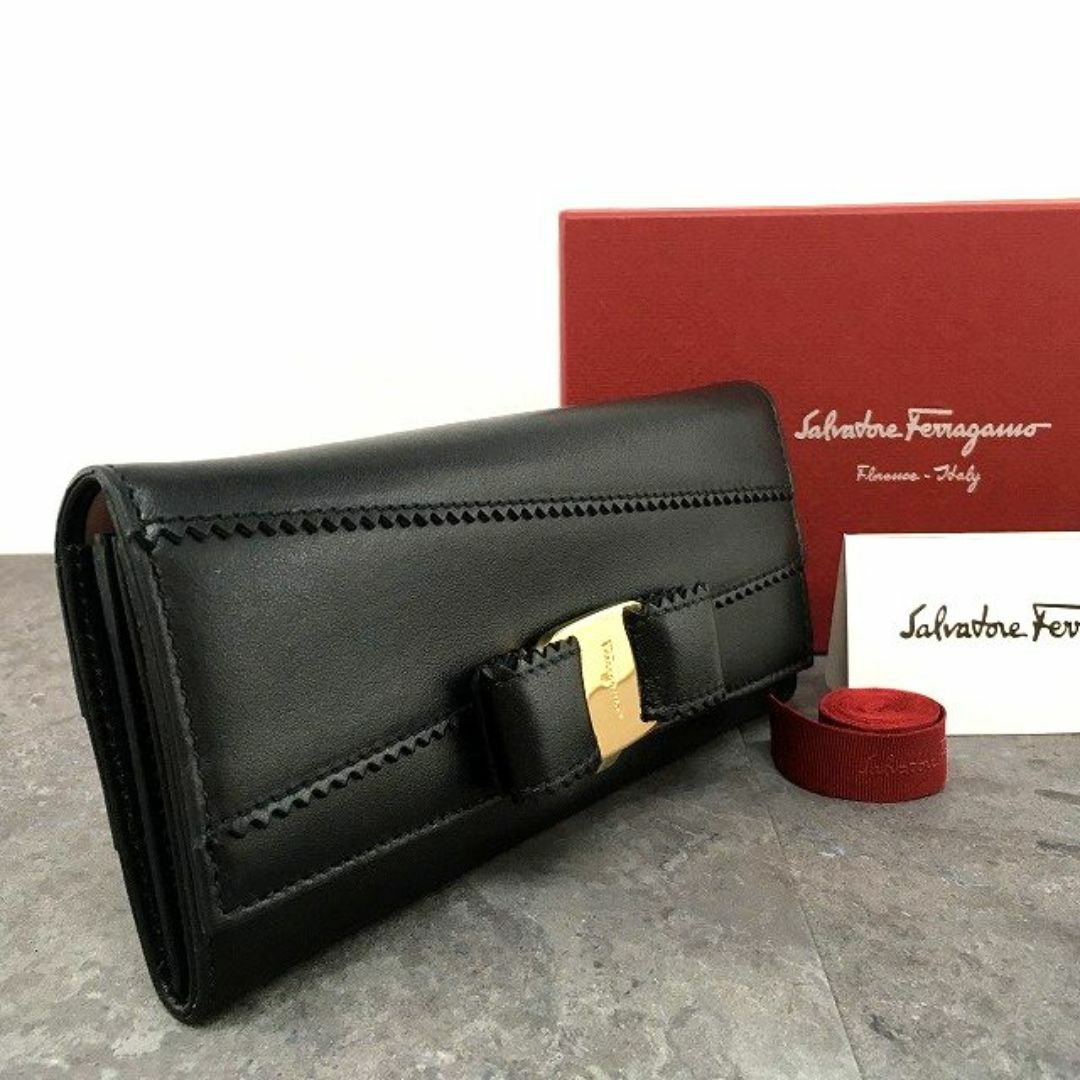 Salvatore Ferragamo(サルヴァトーレフェラガモ)の極美品 Salvatore Ferragamo 長財布 ヴァラ 黒 474 レディースのファッション小物(財布)の商品写真