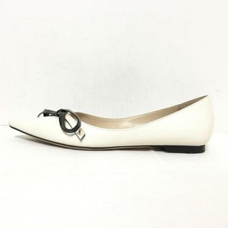 ジミーチュウ(JIMMY CHOO)のJIMMY CHOO(ジミーチュウ) フラットシューズ 37 レディース - 白×黒 リボン レザー(その他)