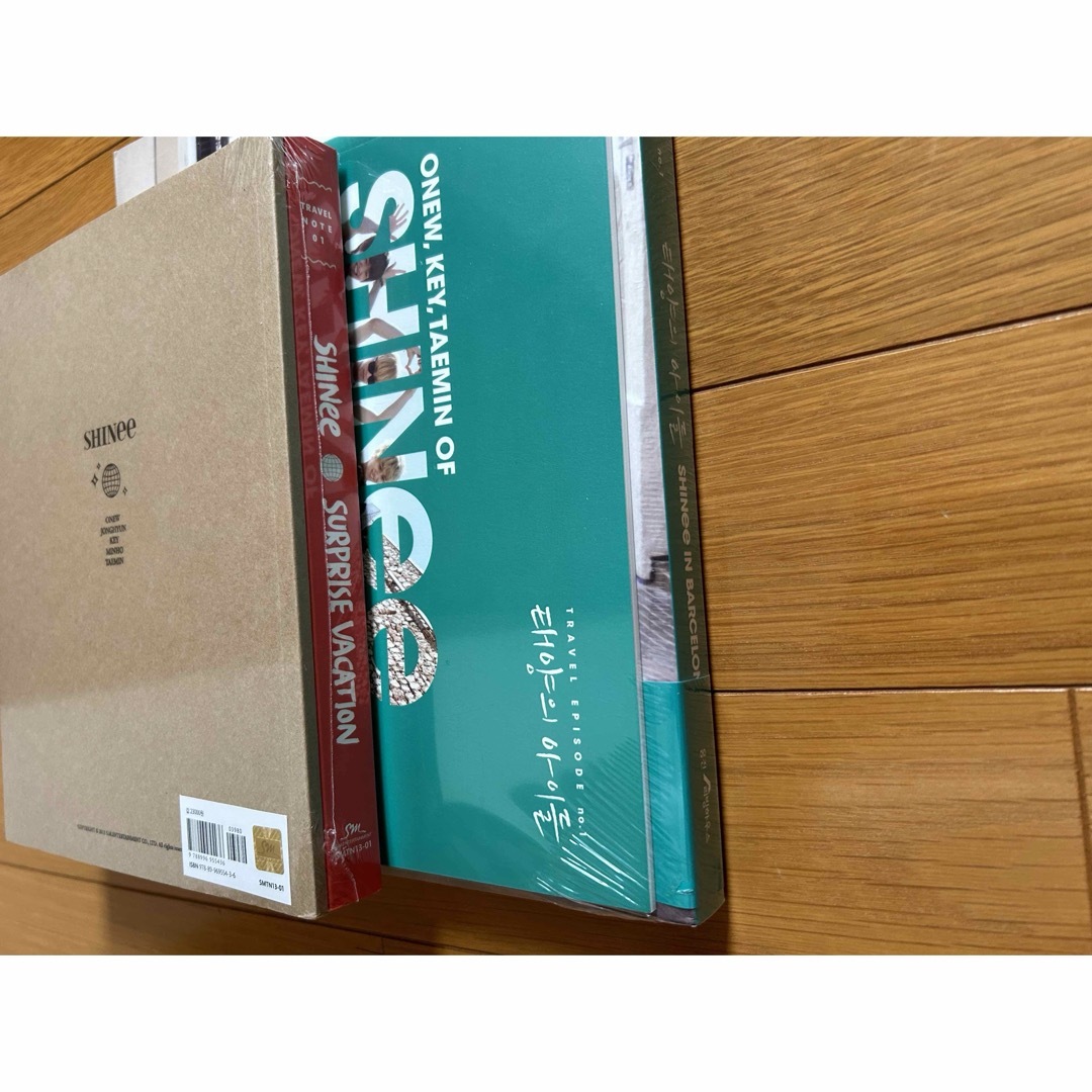 SHINee(シャイニー)のSHInee 写真集　未開封2冊 エンタメ/ホビーのトレーディングカード(その他)の商品写真