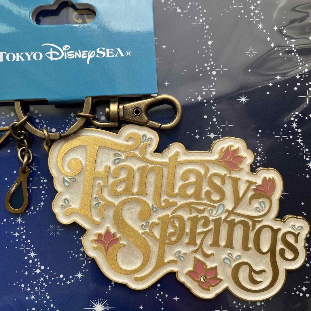 Disney(ディズニー)のディズニーシー　ファンタジースプリングス  キーチェーン　シール　セット エンタメ/ホビーのおもちゃ/ぬいぐるみ(キャラクターグッズ)の商品写真