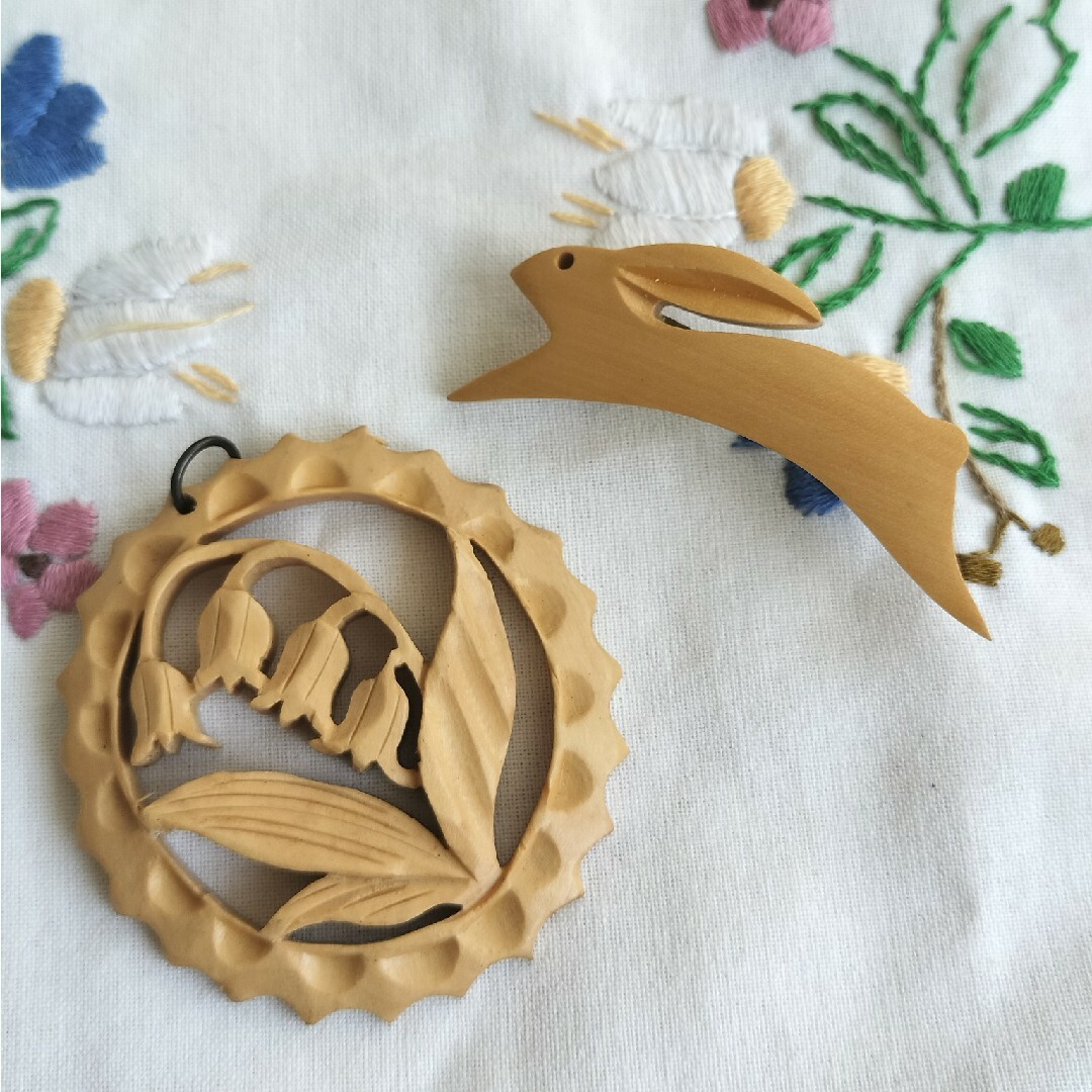 木製 透かし彫り スズラン ペンダントトップ うさぎ ブローチ レディースのアクセサリー(ブローチ/コサージュ)の商品写真