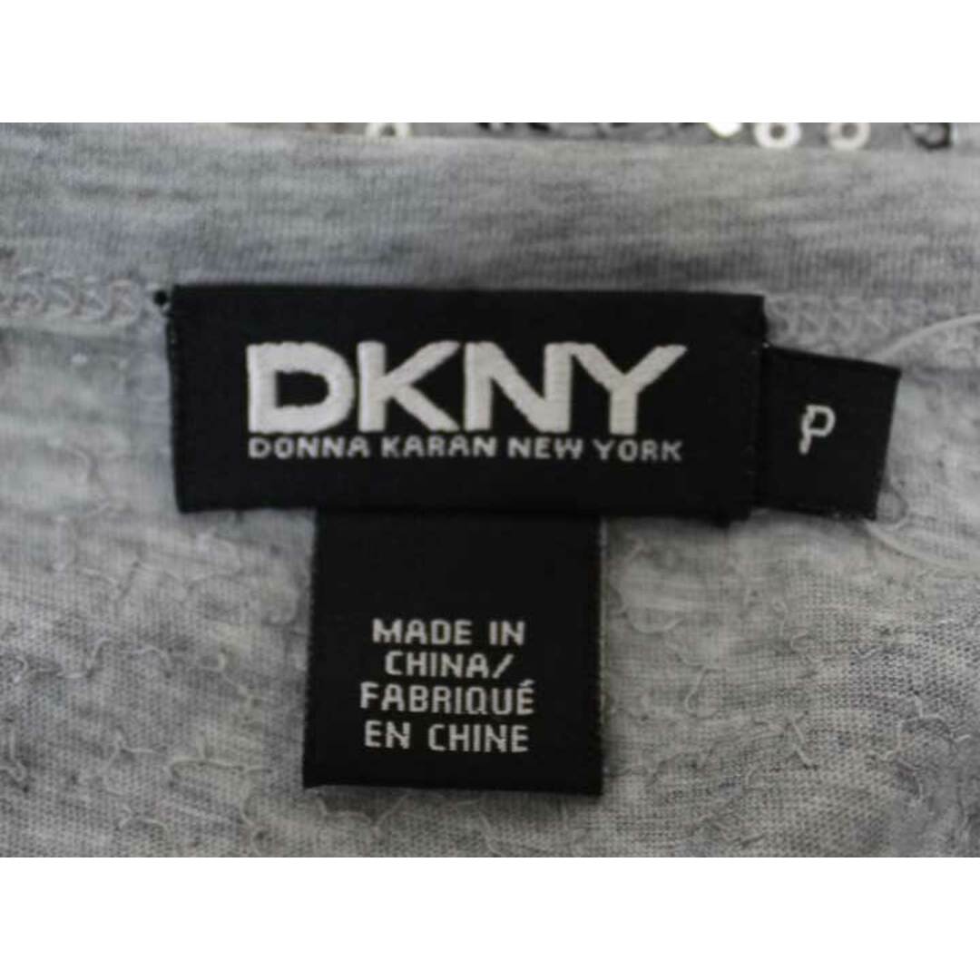 DKNY(ダナキャランニューヨーク)の【夏物 新入荷】新品未使用品☆DKNY DONNA KARAN NEW YORK/ダナキャランニューヨーク☆スパンコールカットソー/カットソー/Tシャツ/半袖/ラウンドネック シルバー レディース P 夏 onepi 614042 レディースのトップス(Tシャツ(半袖/袖なし))の商品写真