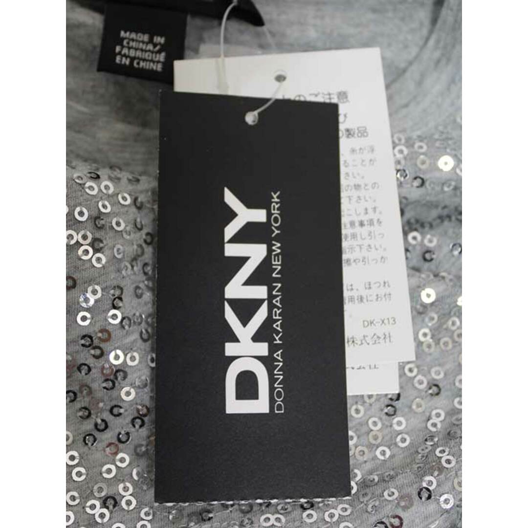 DKNY(ダナキャランニューヨーク)の【夏物 新入荷】新品未使用品☆DKNY DONNA KARAN NEW YORK/ダナキャランニューヨーク☆スパンコールカットソー/カットソー/Tシャツ/半袖/ラウンドネック シルバー レディース P 夏 onepi 614042 レディースのトップス(Tシャツ(半袖/袖なし))の商品写真