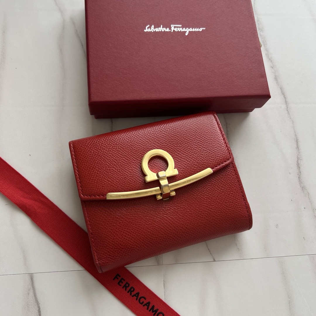 Salvatore Ferragamo(サルヴァトーレフェラガモ)の370 美品 Ferragamo サルヴァトーレフェラガモ 2つ折り財布 レディースのファッション小物(財布)の商品写真