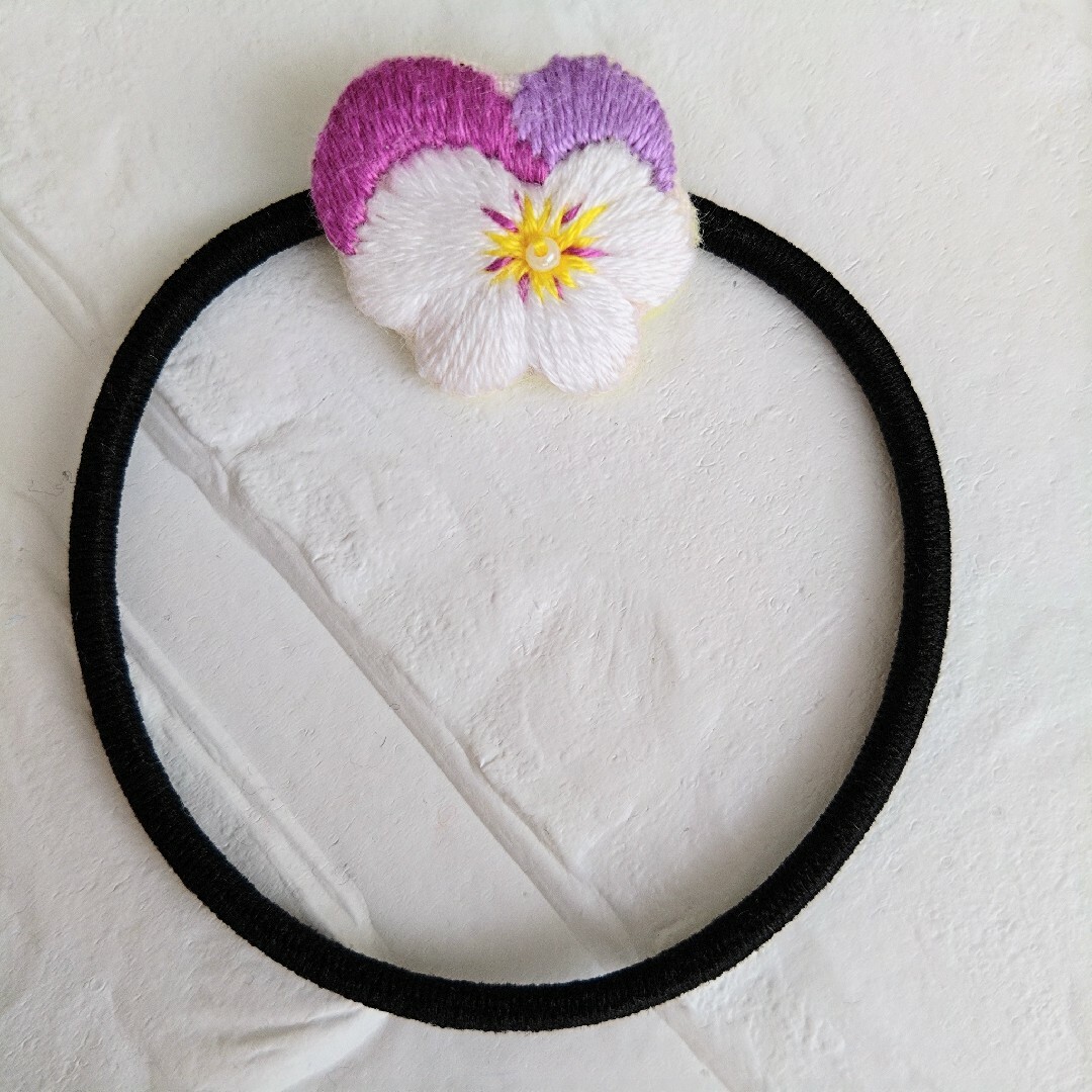 ハンドメイド　パープル系ビオラ　刺繍ヘアゴム　2点セット ハンドメイドのアクセサリー(ヘアアクセサリー)の商品写真