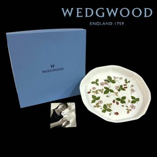 ウェッジウッド(WEDGWOOD)の【美品】ウェッジウッド ワイルド ストロベリー 八角皿 大判 プレート 元箱付(食器)