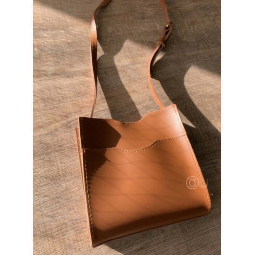 コンパクト ショルダーバッグ 茶色 斜めがけ 韓国 人気 定番 ベーシック 無地 レディースのバッグ(ショルダーバッグ)の商品写真