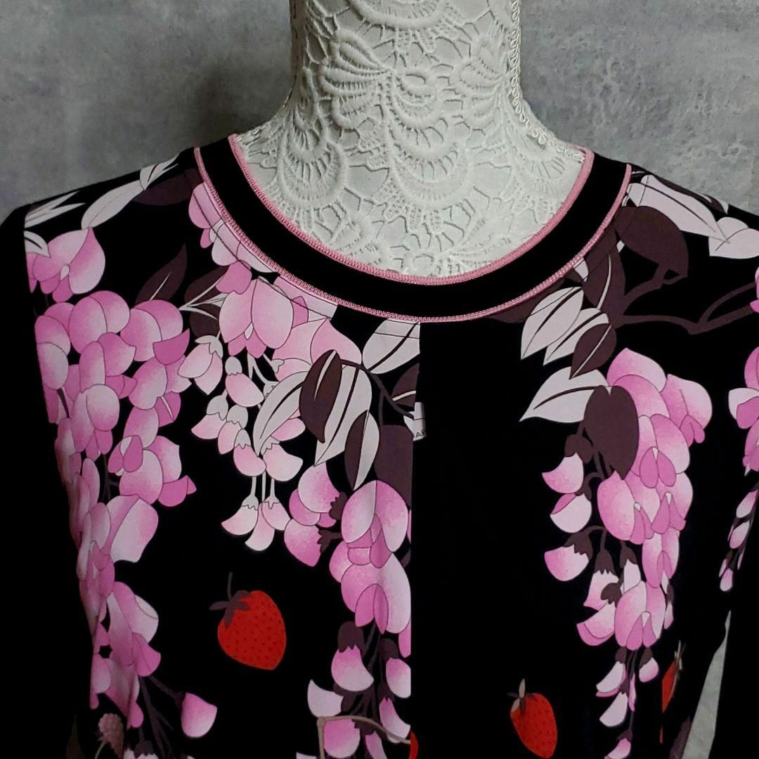 LEONARD(レオナール)の数回使用 XL レオナール 半袖カットソー 黒 花柄 ストロベリー 大きいサイズ レディースのトップス(Tシャツ(半袖/袖なし))の商品写真
