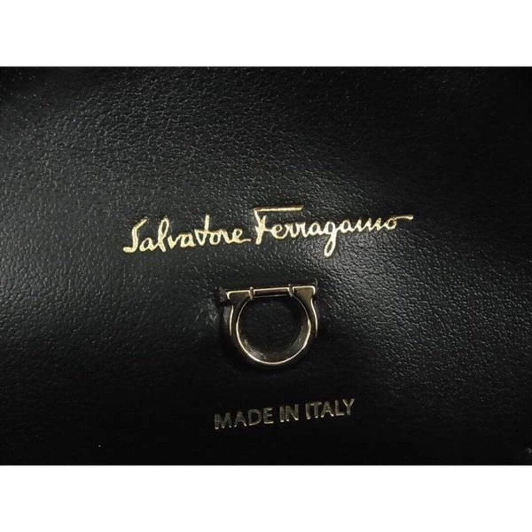 Salvatore Ferragamo(サルヴァトーレフェラガモ)の■新品同様■ Salvatore Ferragamo フェラガモ ガンチーニ レザー クロスボディ ショルダーバッグ レディース シルバー系 FC0218 レディースのバッグ(ハンドバッグ)の商品写真