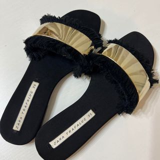 ザラ(ZARA)のZARA ザラ フリンジサンダル　フラット　メタル　ゴールド　ブラック　23cm(サンダル)